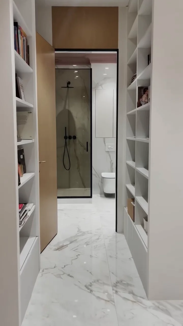 Квартира под ключ: ванная, коридор и ниша под ТВ из камня