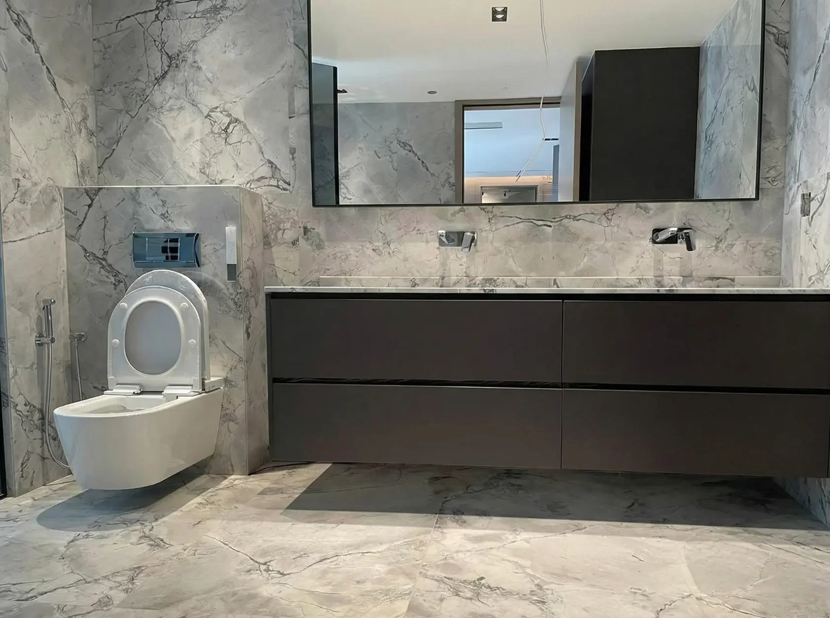 Санузел из мрамора Invisible Blue — стены и пол под ключ