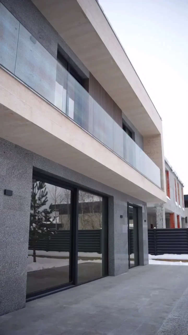 Тёплый травертиновый фасад загородного дома — Видео 1