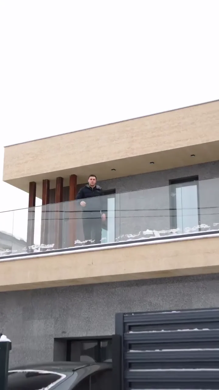 Тёплый травертиновый фасад загородного дома