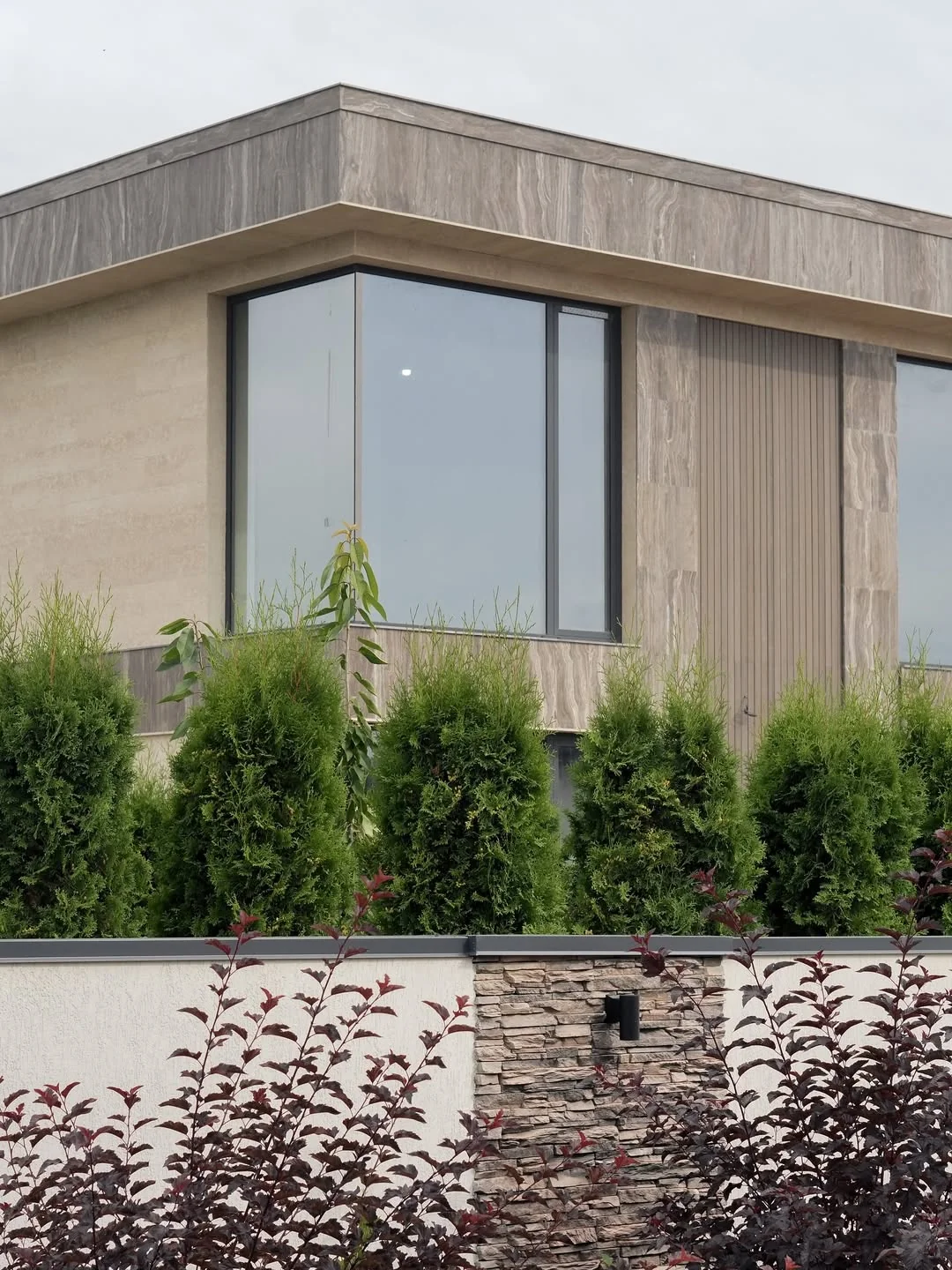 Облицовка фасада частного дома травертином — Фото 2