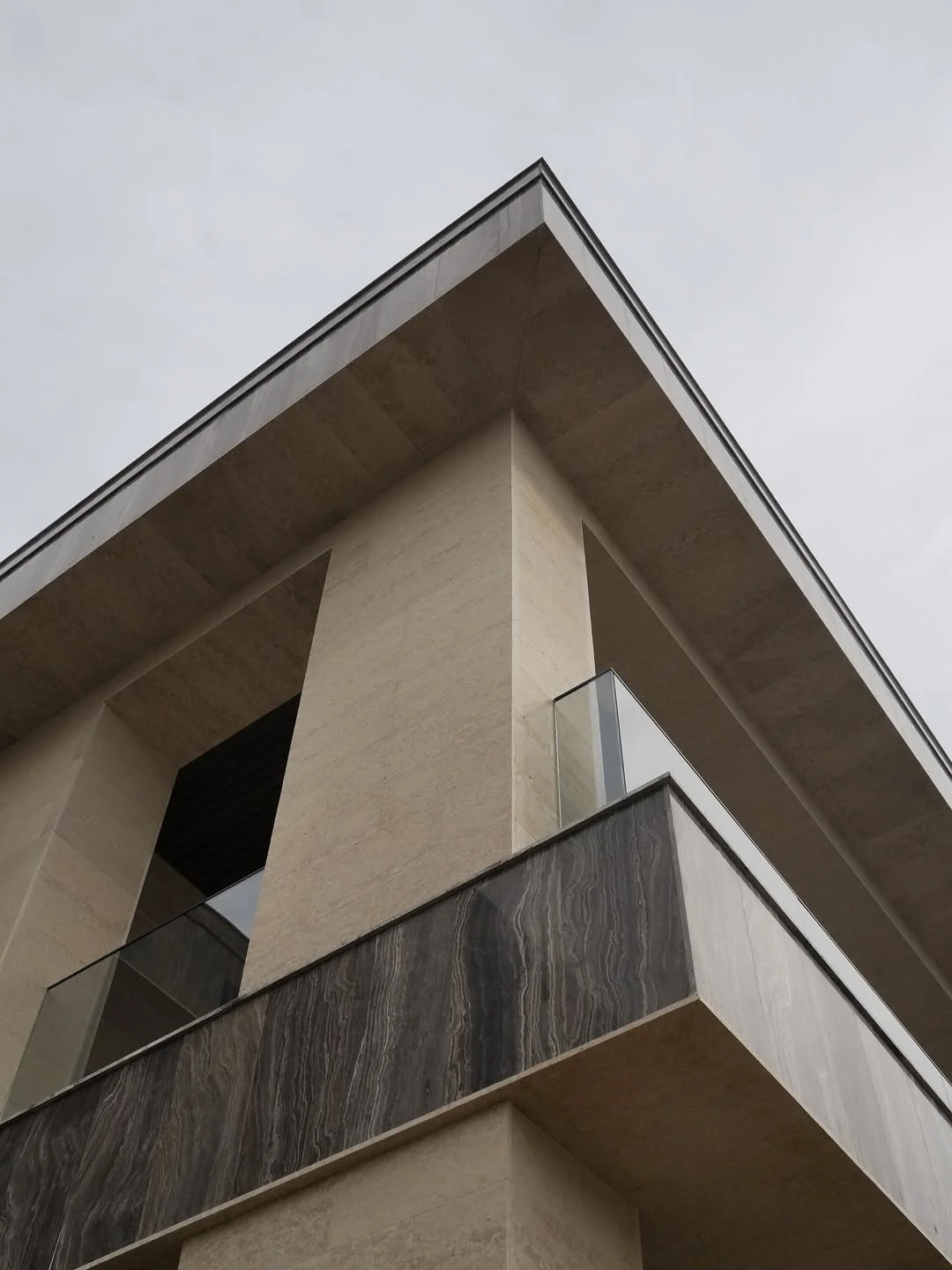 Облицовка фасада частного дома травертином — Фото 3