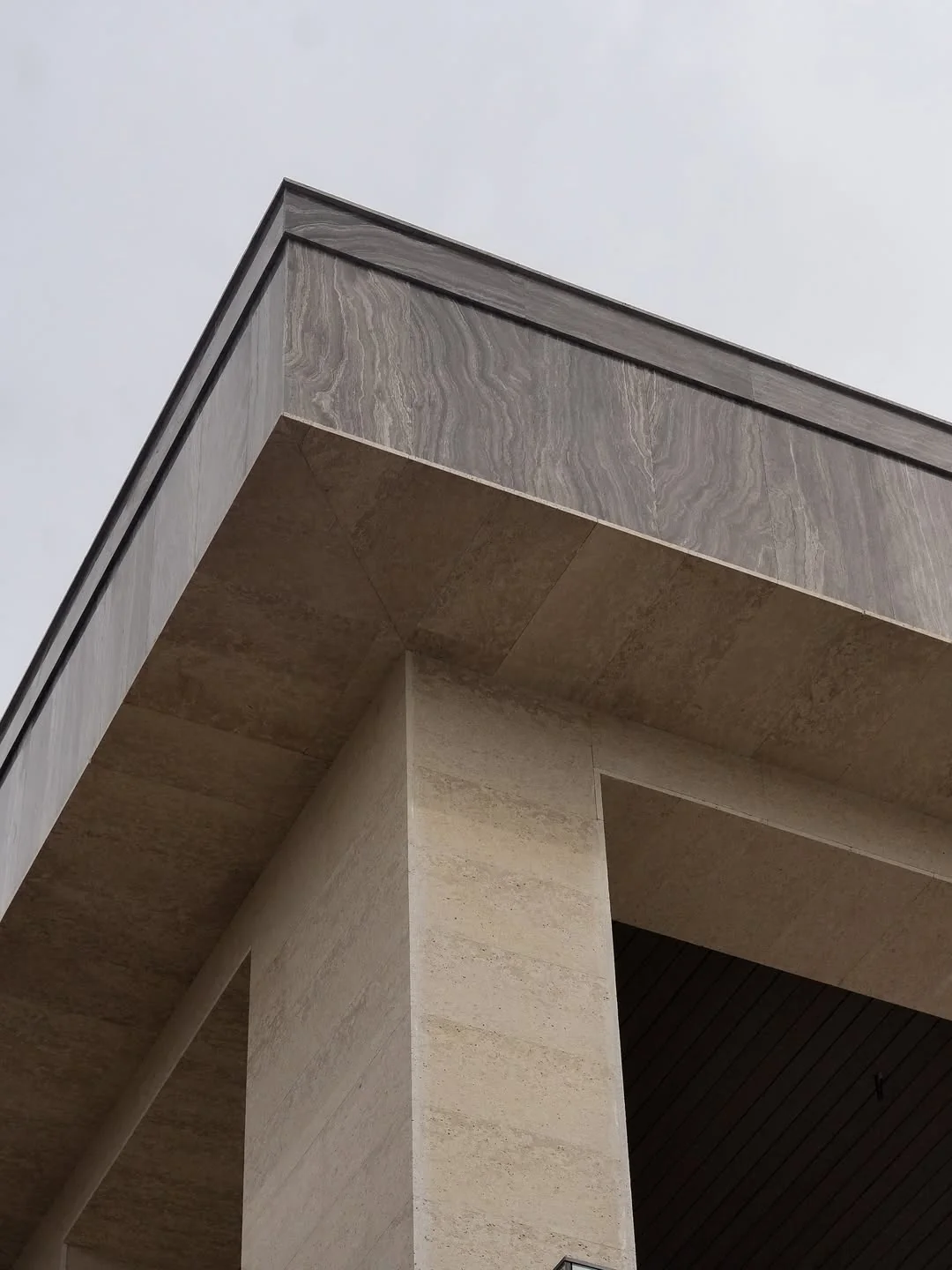 Облицовка фасада частного дома травертином — Фото 4