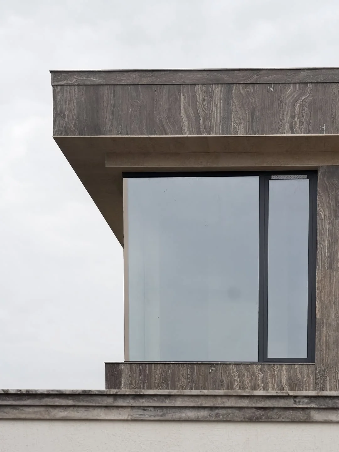 Облицовка фасада частного дома травертином — Фото 5