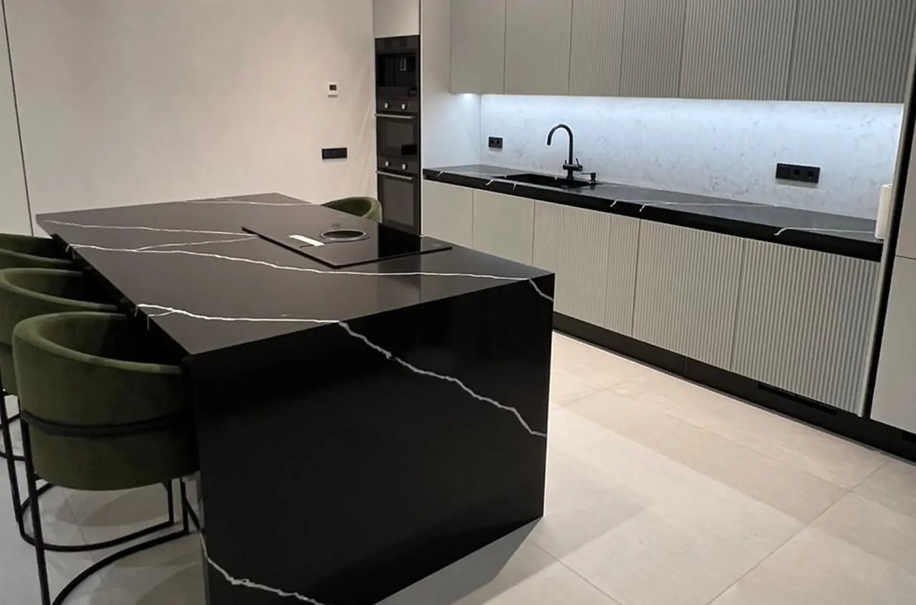 Кухня: фартук Bianco Carrara, столешница и обеденный стол Negro Marquina