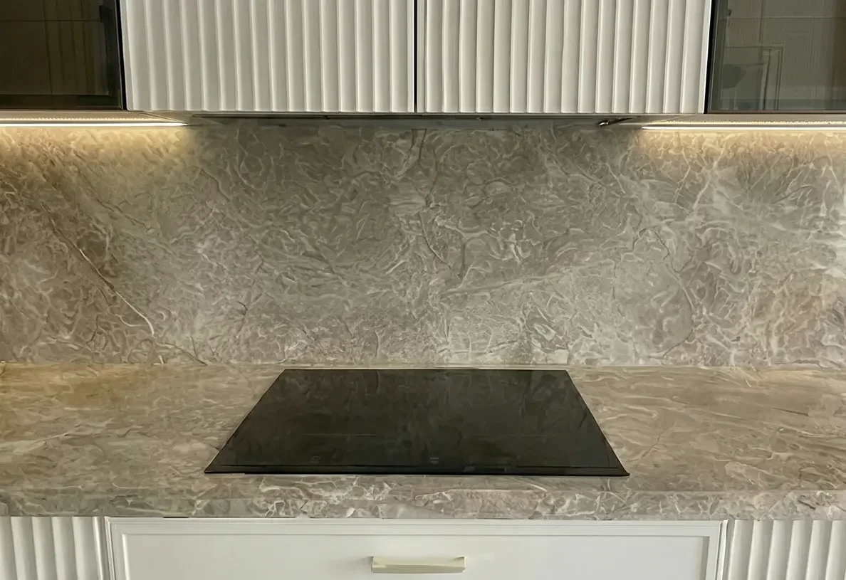 Кухня с островом и Г-образной столешницей из мрамора — давальческая обработка — Фото 2