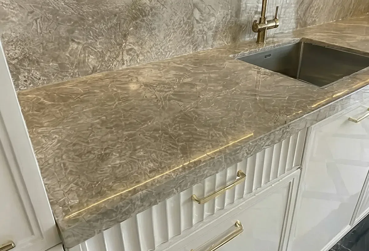 Кухня с островом и Г-образной столешницей из мрамора — давальческая обработка — Фото 3