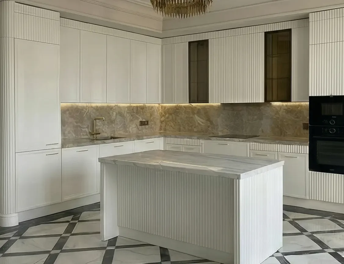Кухня с островом и Г-образной столешницей из мрамора — давальческая обработка