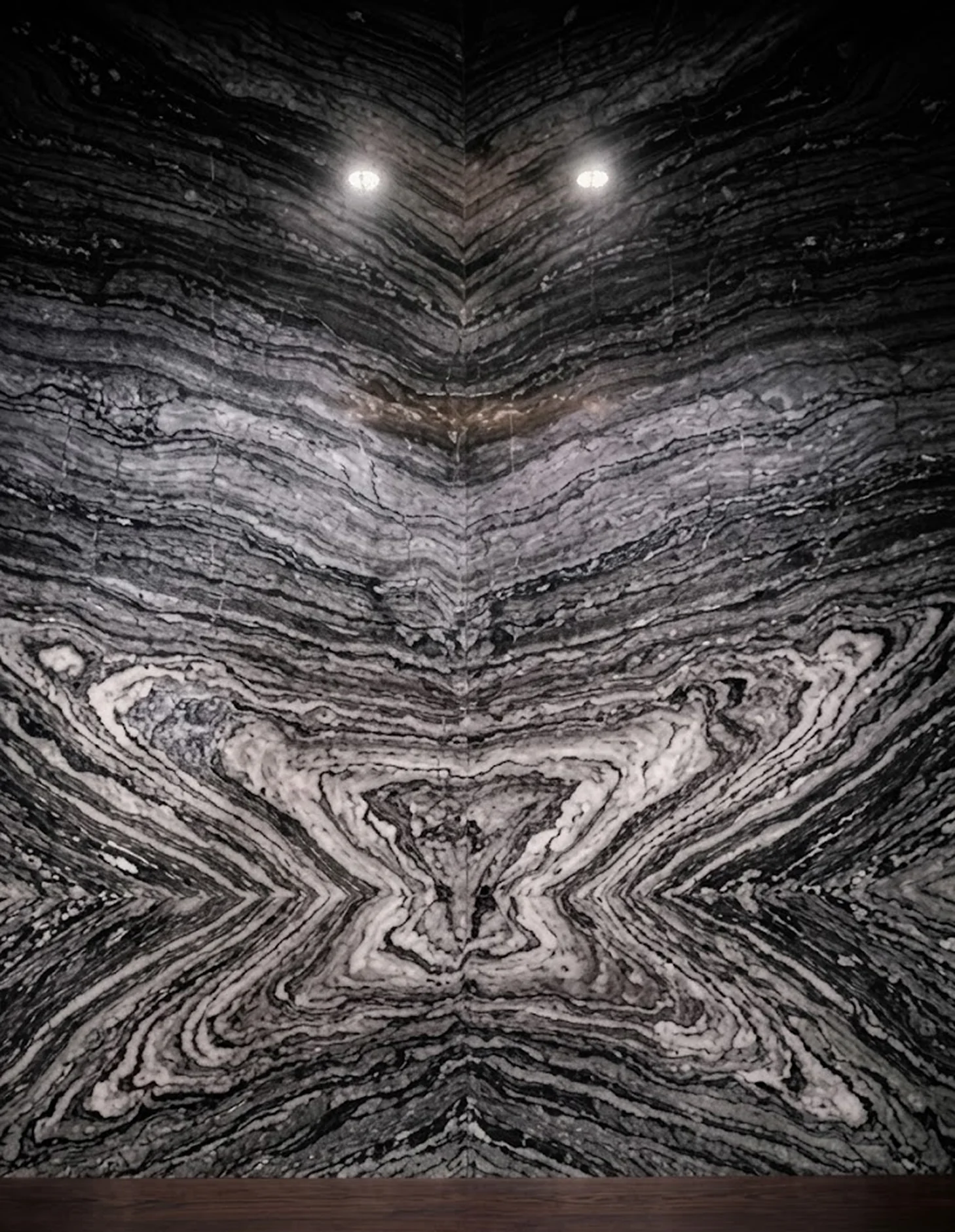 Ресепшен с Bookmatch-панно из мрамора Silver Wave и Volakas — Фото 2